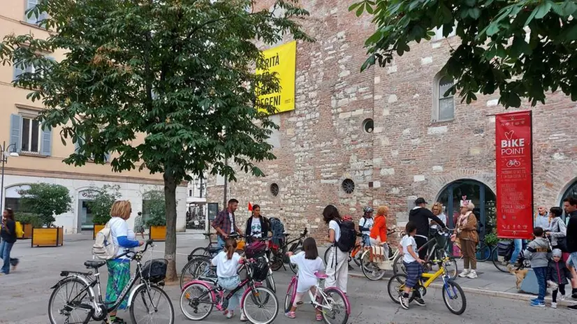 Amici e parenti riuniti per la biciclettata in ricordo di Michele Colosio a largo Formentone