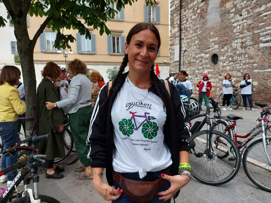 Amici e parenti riuniti per la biciclettata in ricordo di Michele Colosio a largo Formentone