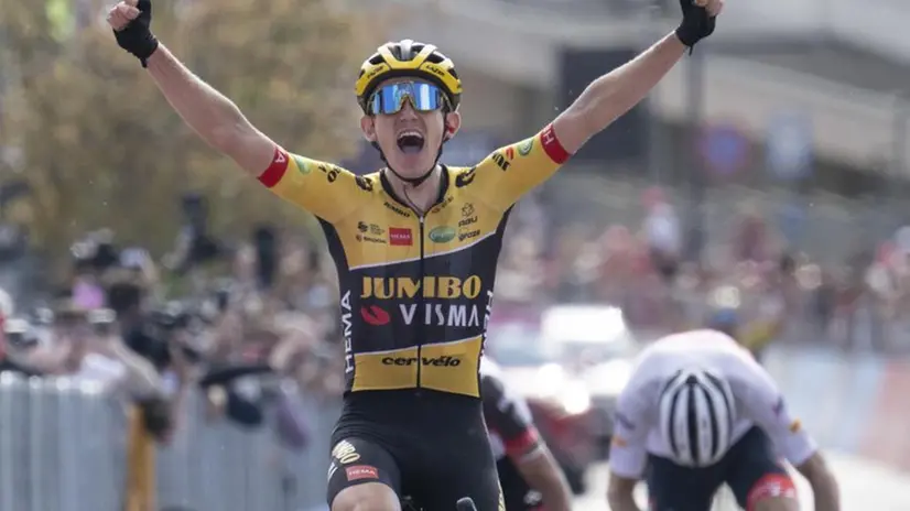 Giro d'Italia, l'olandese Koen Bouwman della Jumbo-Visma vince a Potenza
