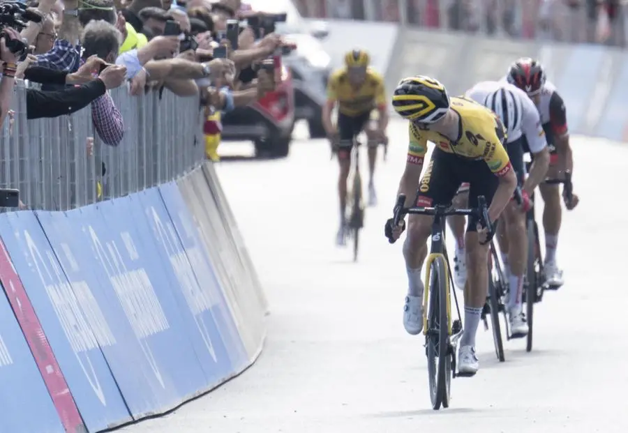 Giro d'Italia, l'olandese Koen Bouwman della Jumbo-Visma vince a Potenza