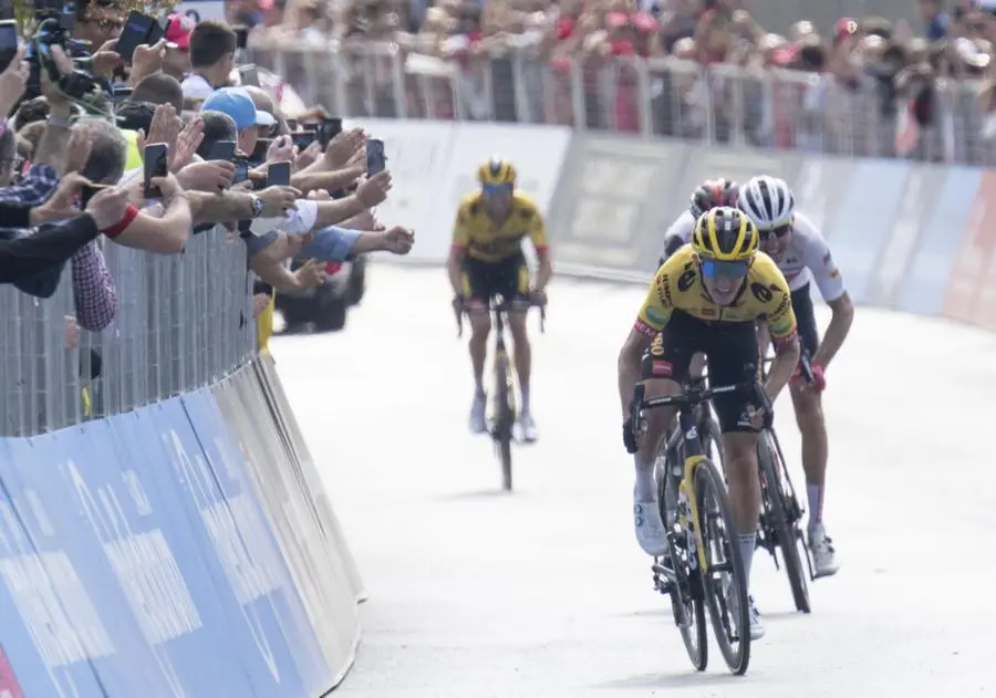 Giro d'Italia, l'olandese Koen Bouwman della Jumbo-Visma vince a Potenza