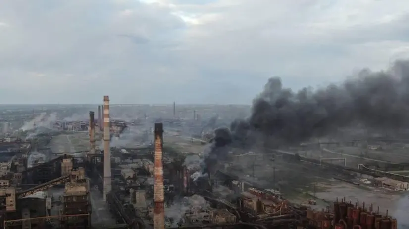 L'acciaieria di Azovstal dove restano assediati dall'esercito russo gli ultimi combattenti ucraini a Mariupol - © www.giornaledibrescia.it