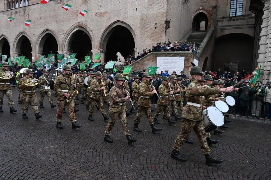 Nel cuore storico di Rimini la sfilata delle 18 le Bandiere di guerra