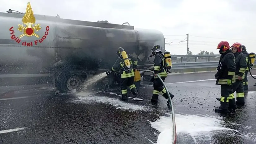 Autocisterna in fiamme in Brebemi, autostrada chiusa per tre ore