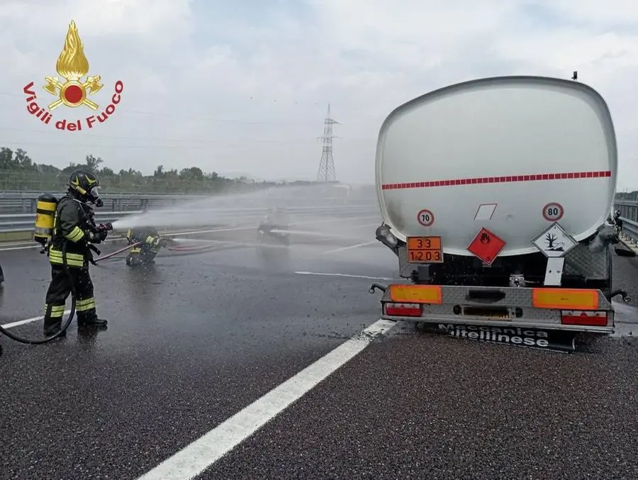 Autocisterna in fiamme in Brebemi, autostrada chiusa per tre ore