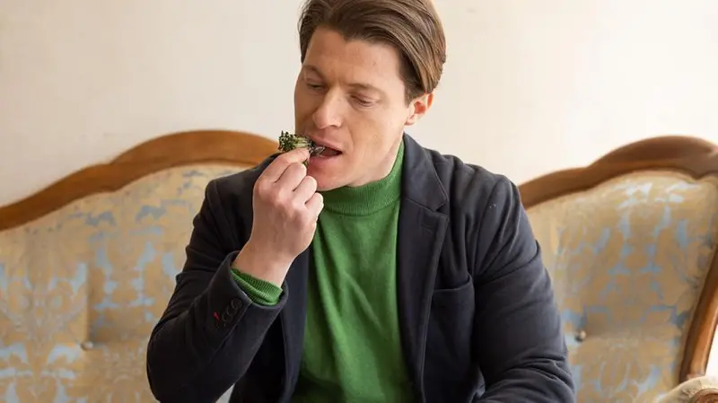 Il nutrizionista Matteo Pincella gusta una piantina - © www.giornaledibrescia.it