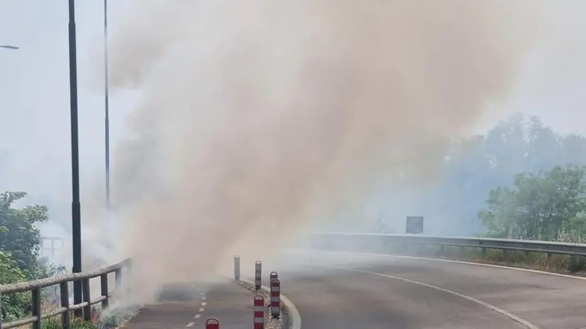 L'incendio si è sviluppato lungo il ponte del fiume Oglio tra Pontevico e Robecco