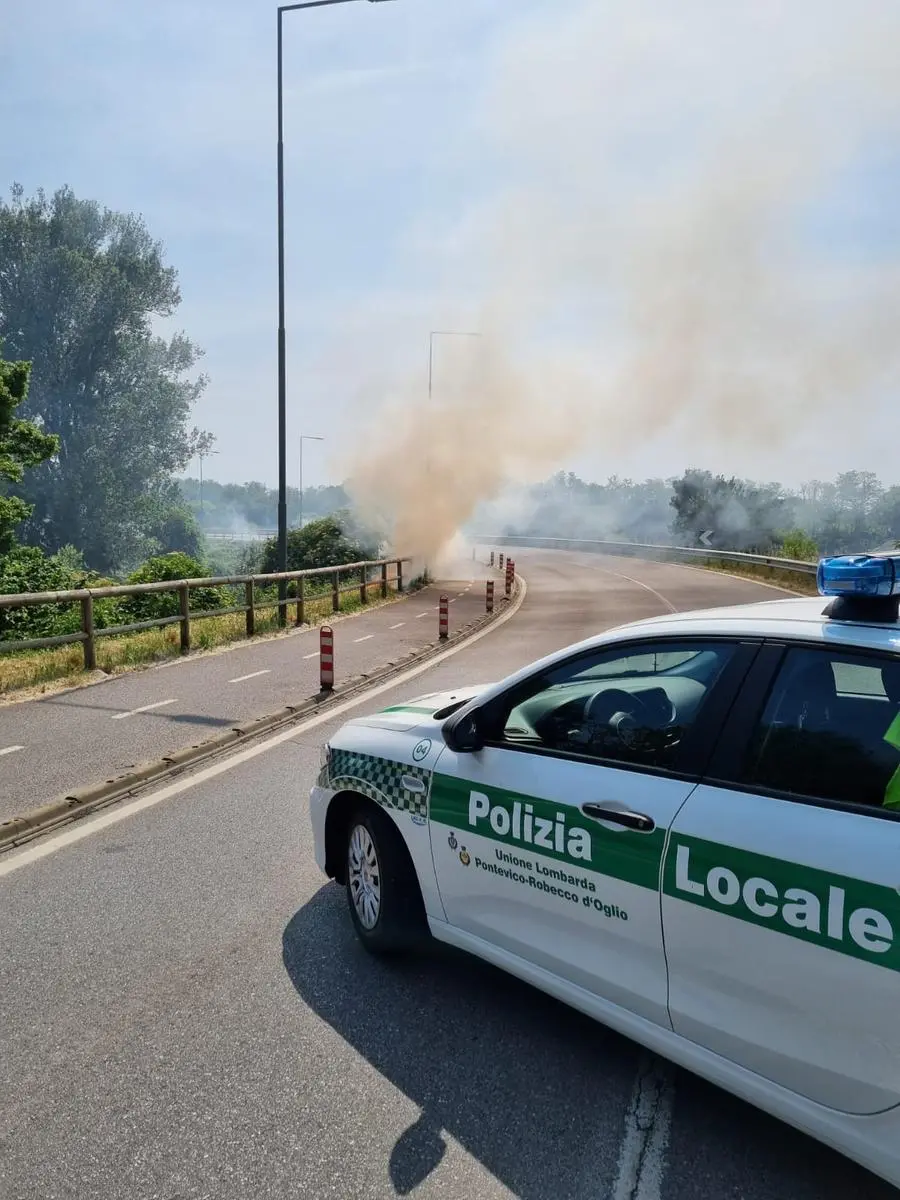 L'incendio si è sviluppato lungo il ponte del fiume Oglio tra Pontevico e Robecco