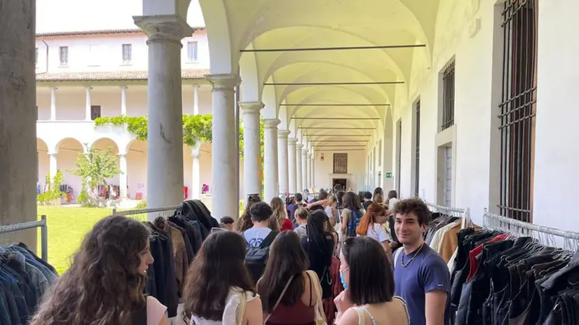 Vinokilo, l'abbigliamento si paga a peso