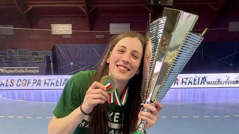 Ghilardi solleva uno dei suoi trofei più importanti: quello della coppa Italia - © www.giornaledibrescia.it