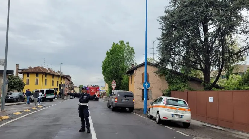 Personale della Polizia Locale devia il traffico alla Mandolossa dopo l'incidente - © www.giornaledibrescia.it