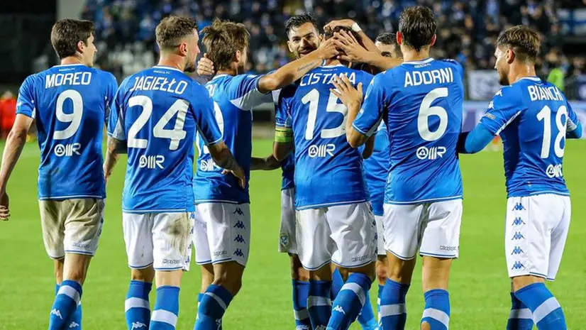 Foto di gruppo. Cistana festeggiato dopo la rete del 3-0