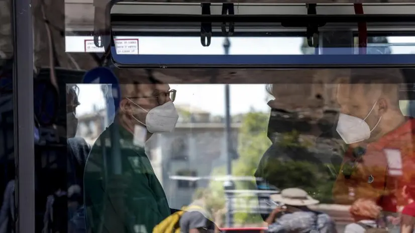 Passeggeri con la mascherina a bordo di un bus - Foto Ansa © www.giornaledibrescia.it