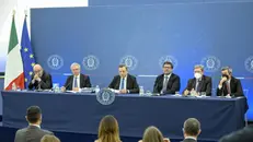 Dl Aiuti, i ministri durante la conferenza stampa: al centro il premier Draghi - Foto Ansa © www.giornaledibrescia.it