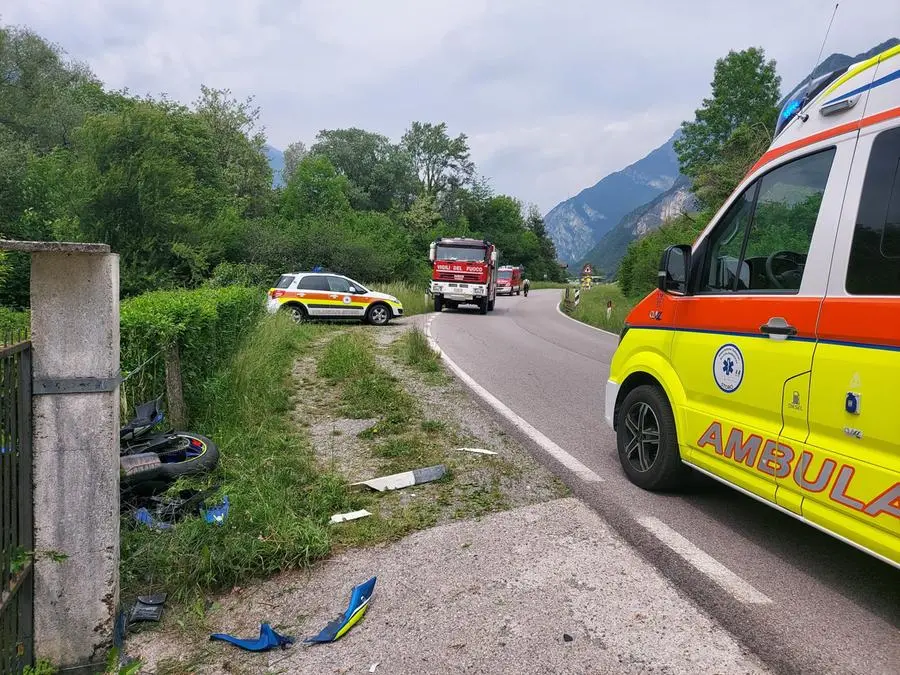 La moto del 31enne deceduto a Storo dopo lo schianto contro un muretto