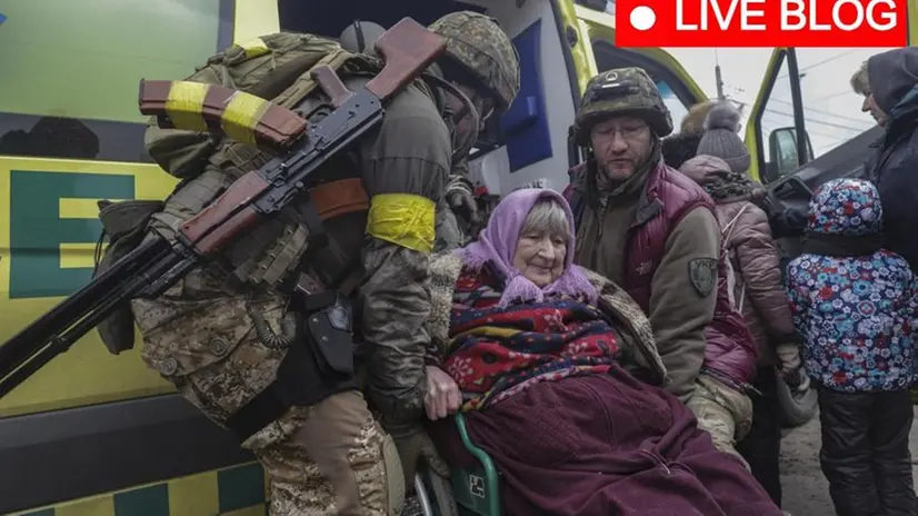 Soldati ucraina aiutano un'anziana donna - Foto Epa © www.giornaledibrescia.it