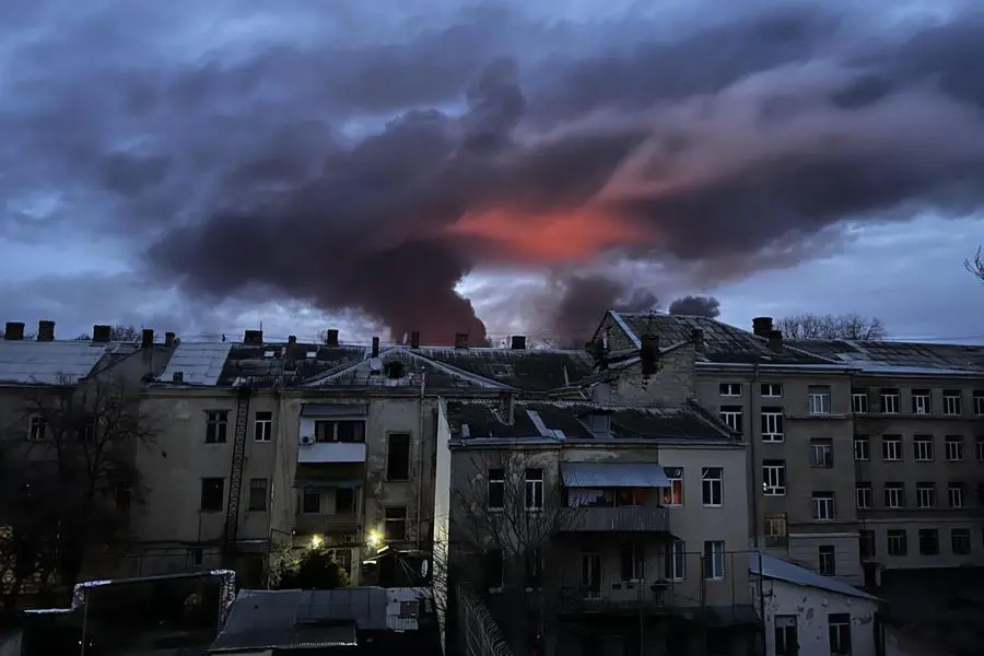 Odessa, esplosioni e colonne di fumo del cielo della città ucraina