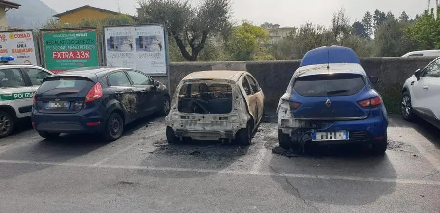 Tre le auto incendiate nella frazione Campoverde di Salò