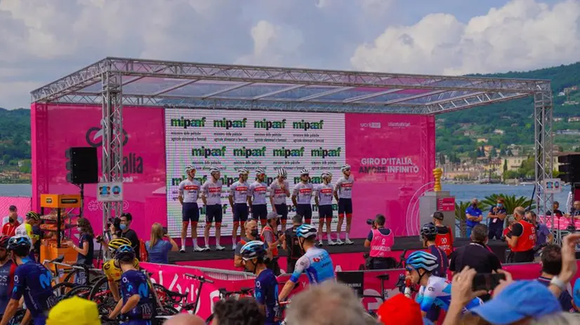 Giro d'Italia 2022, i corridori a Salò