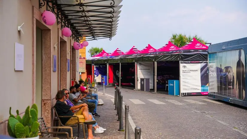Preparativi per la tappa del Giro d'Italia a Salò