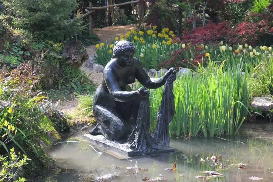 La scultura «L’acqua» di Renoir al giardino Heller di Gardone