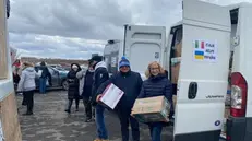 Per l’Ucraina, i volontari scaricano i pacchi di aiuti dai furgoni - © www.giornaledibrescia.it