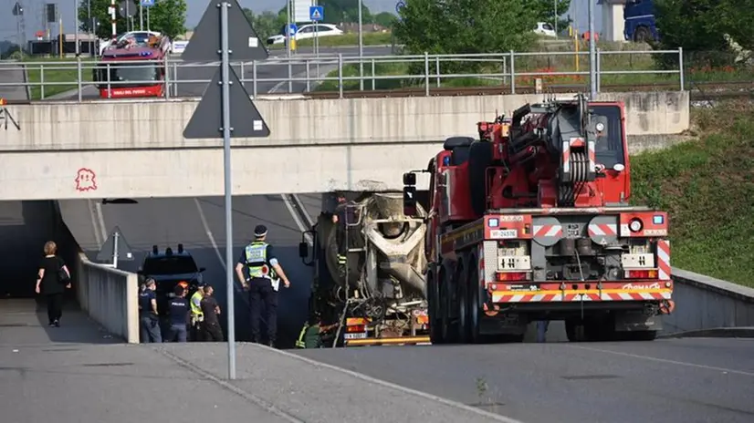 L'autobetoniera incastra a San Zeno