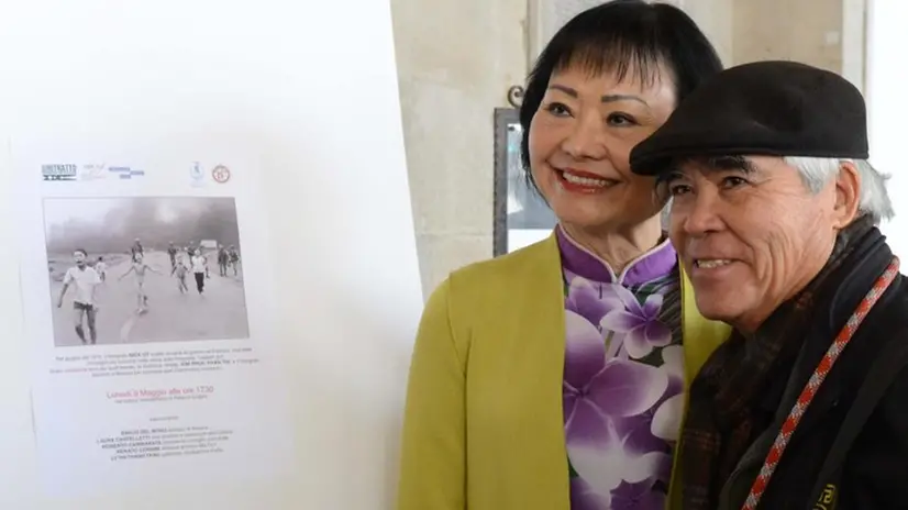 Nick Ut e la «Napalm Girl» Kim Phuc, in Loggia 50 anni dopo lo scatto