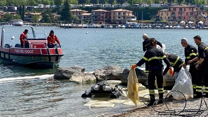 Lo skimmer nel lago per recuperare le ultime molecole inquinanti - Lo skimmer nel lago per recuperare le ultime molecole inquinanti