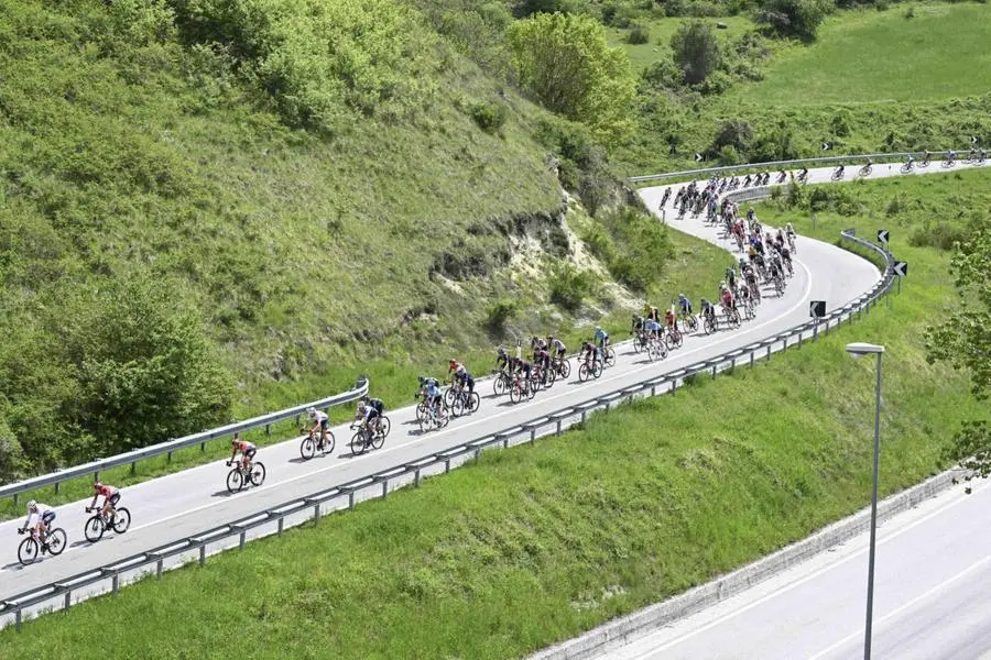 Giro d'Italia, vittoria di Hindley alla nona tappa Isernia-Blockhaus