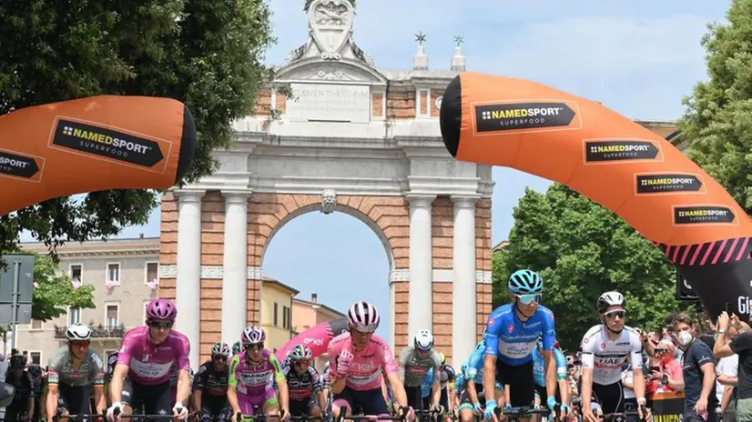 Giro d'Italia, la partenza della tappa Santarcanglo-Reggio Emilia - Foto Ansa © www.giornaledibrescia.it