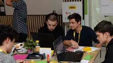 Uno dei team all’opera durante la prima edizione dell’hackathon - © www.giornaledibrescia.it