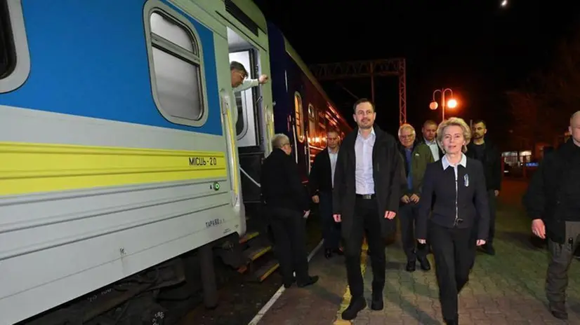 La presidente della commissione Ue Ursula von der Leyen e l'alto rappresentante per la politica estera Josep Borrell sono in questi momenti diretti a Kiev - Foto tratta da Twitter