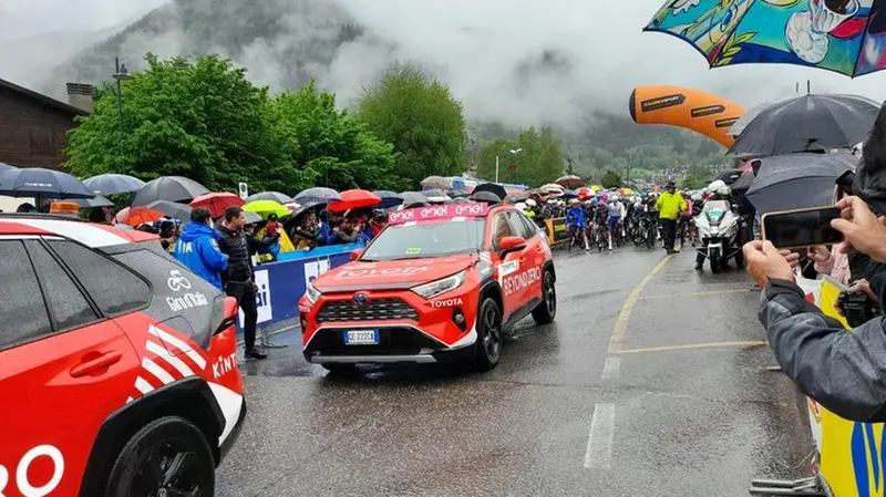 Il Giro d'Italia passa da Ponte di Legno e il Tonale sotto la pioggia