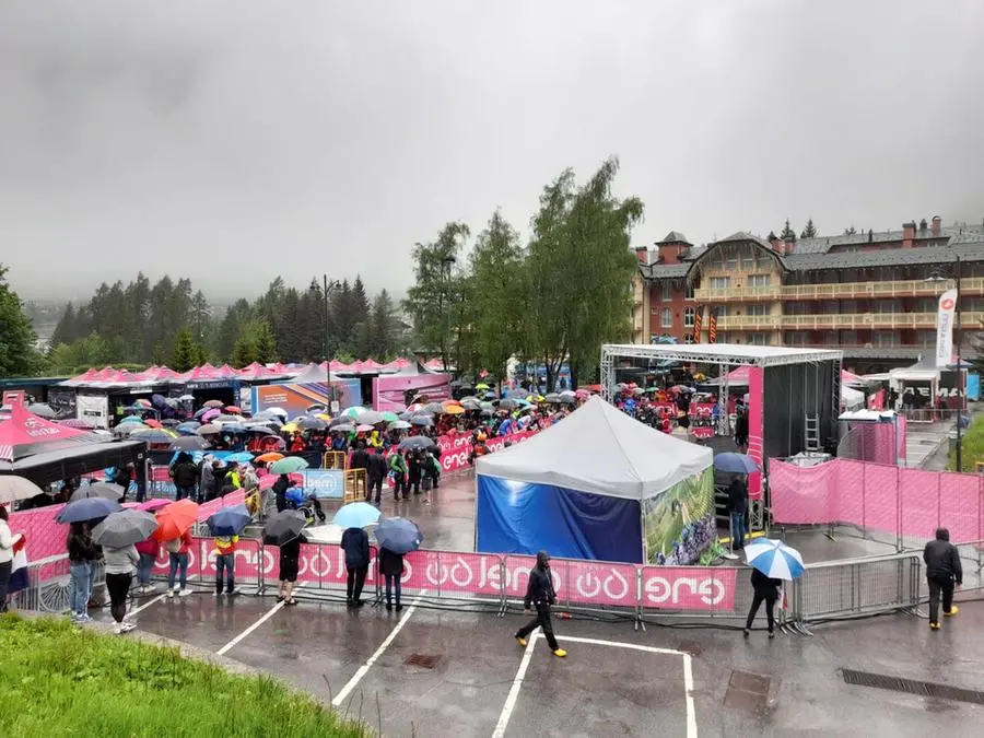 Il Giro d'Italia passa da Ponte di Legno e il Tonale sotto la pioggia