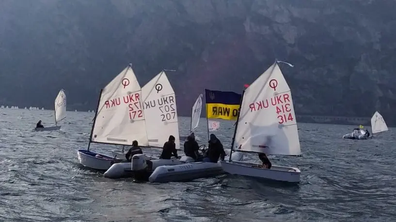 Sport e solidarietà, giovani velisti ucraini ospiti sul Garda