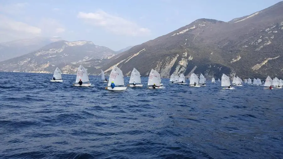 Sport e solidarietà, giovani velisti ucraini ospiti sul Garda