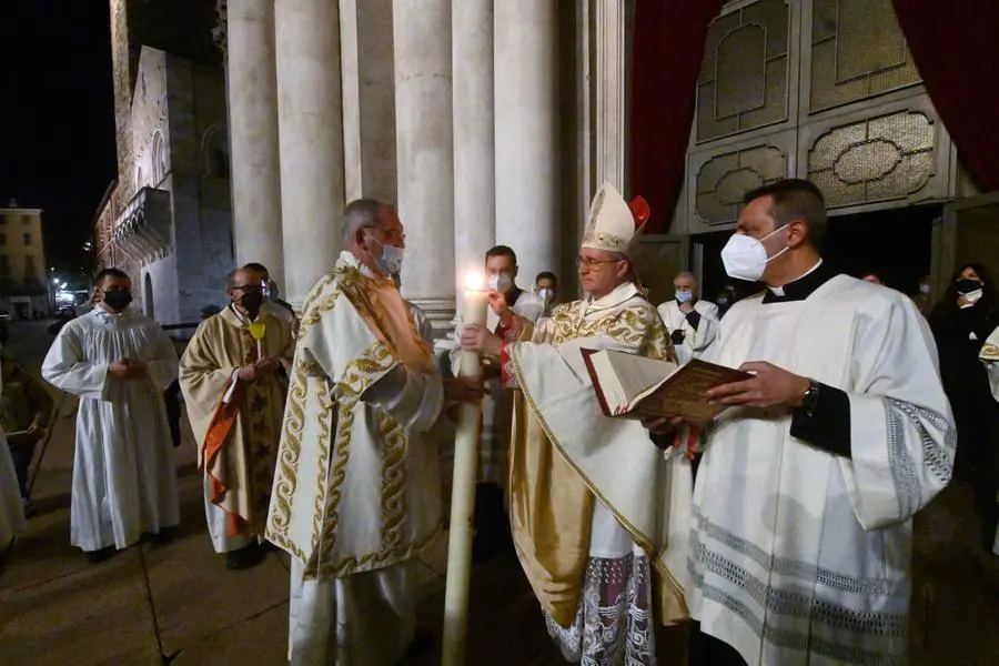 La Veglia pasquale in Duomo celebrata da monsignor Tremolada