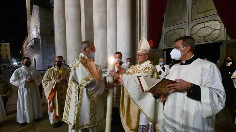 La Veglia pasquale in Duomo celebrata da monsignor Tremolada