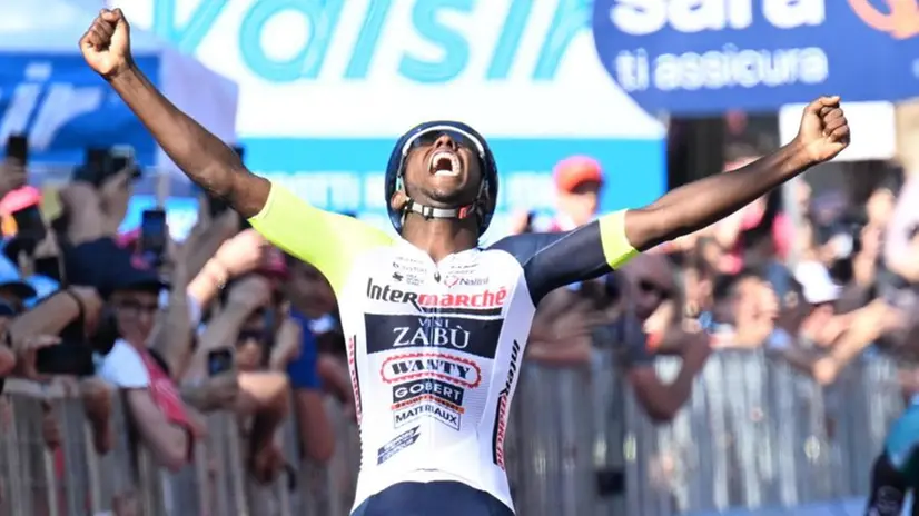 Il leone d'Eritrea Birmay ha vinto la decima tappa del Giro d'Italia - Foto Ansa/Maurizio Brambatti © www.giornaledibrescia.it