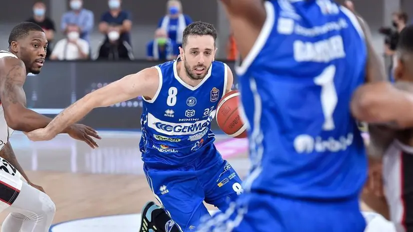 Amedeo Della Valle in azione nel match di andata contro Tortona