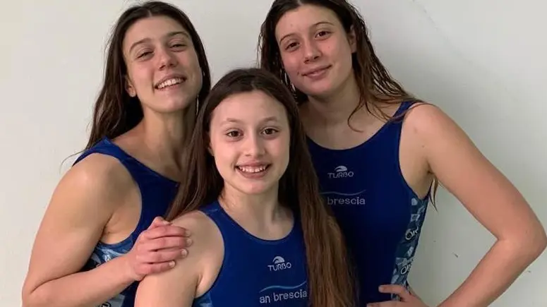 La piccola Malika Bovo tra le sorelle Carola (a sinistra) e Corinne