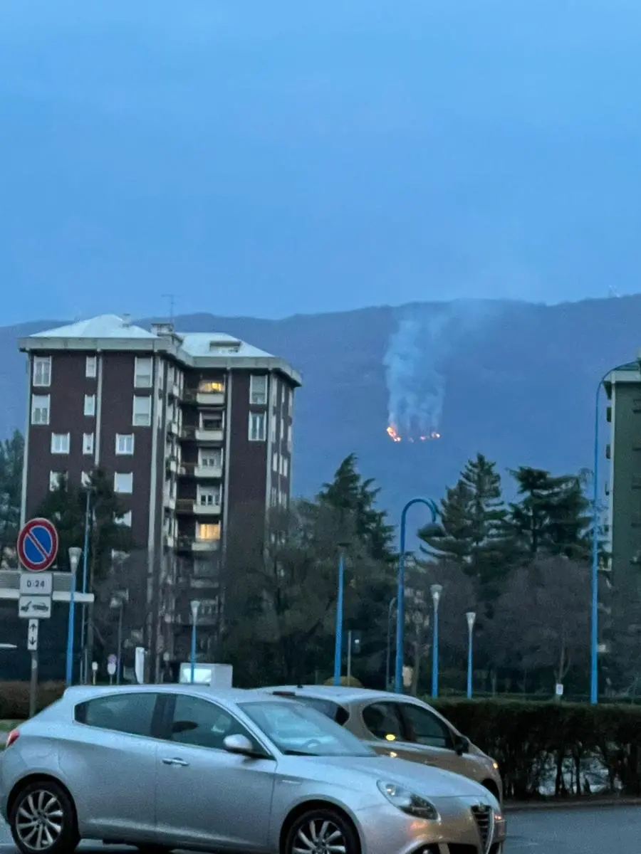 L'incendio in Maddalena nelle foto inviate dai nostri lettori da Mompiano