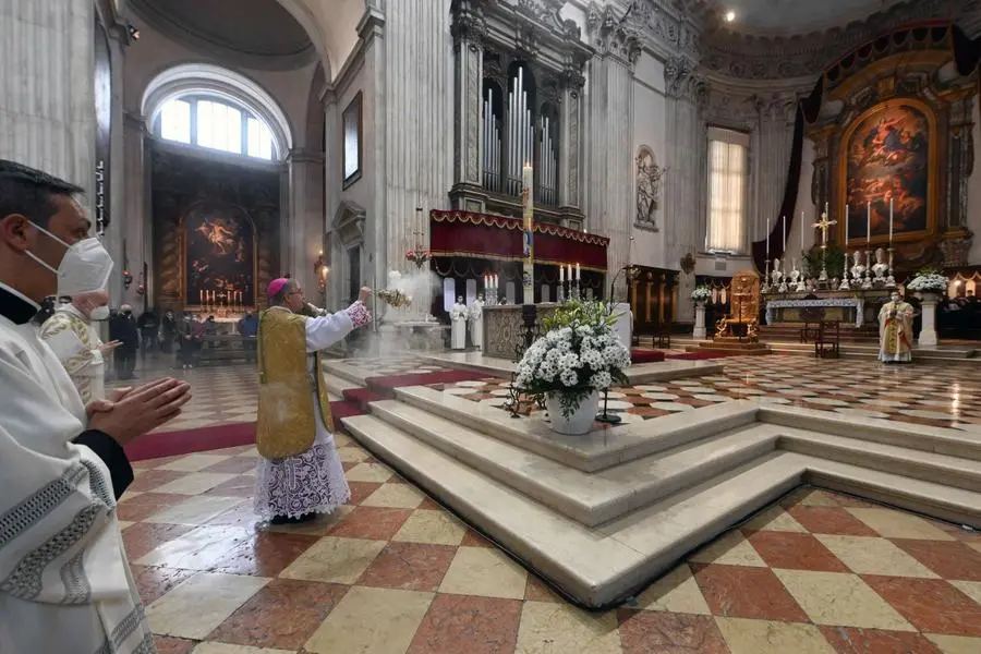 La messa pontificale in Duomo, celebrata da mons. Tremolada