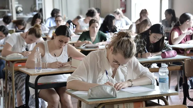 Studentesse impegnate nell'esame di Maturità