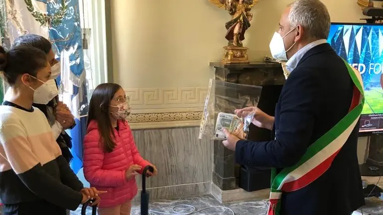 Provaglio d'Iseo: Ambra e Greta e il dono per i bimbi ucraini