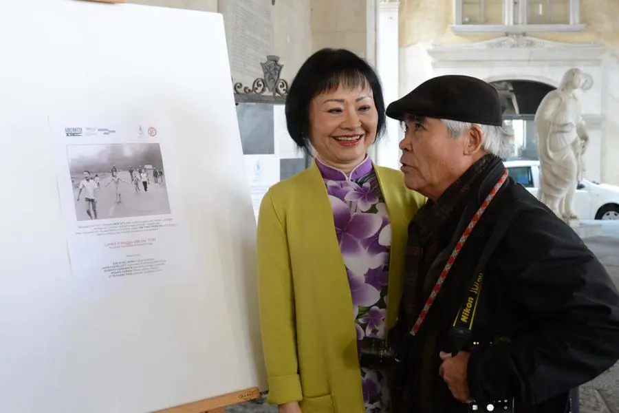 Nick Ut e la «Napalm Girl» Kim Phuc, in Loggia 50 anni dopo lo scatto