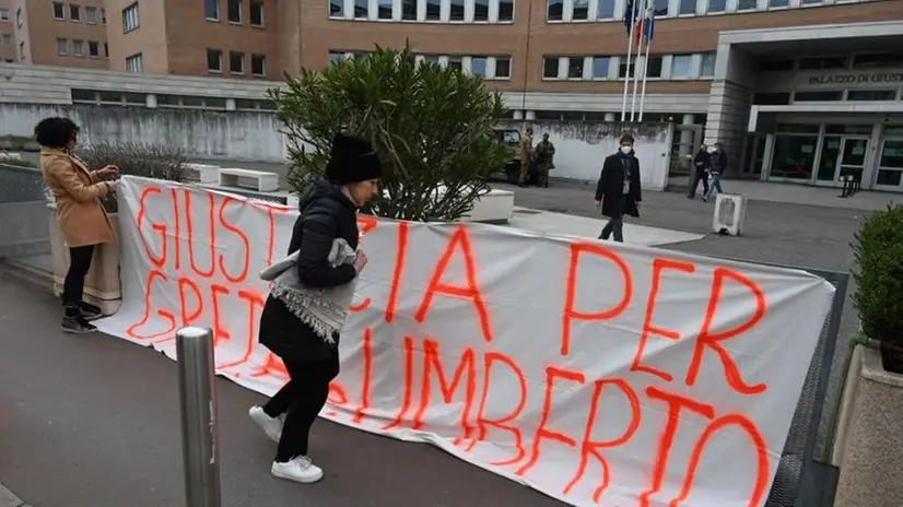 L'ingresso dei familiari delle vittime in tribunale a Brescia