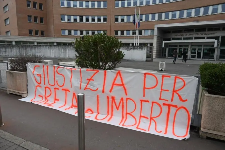Lo striscione dei familiari delle vittime fuori dal tribunale di Brescia - Foto Gabriele Strada/New Eden Group © www.giornaledibrescia.it