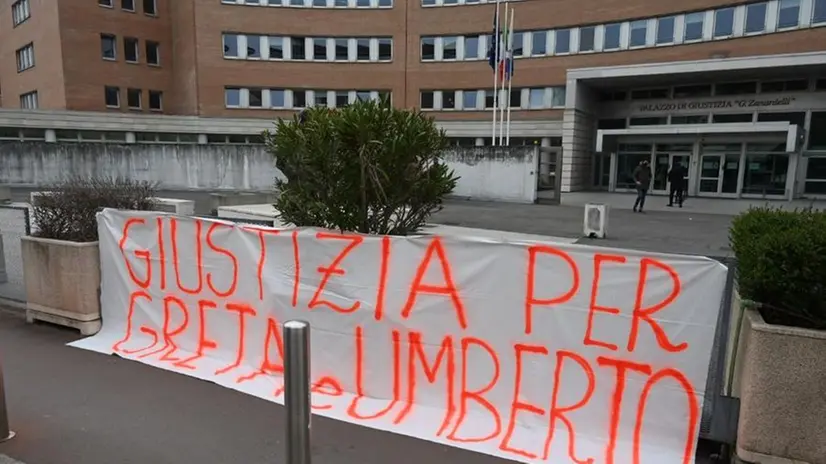 Lo striscione dei familiari delle vittime fuori dal tribunale di Brescia - Foto Gabriele Strada/New Eden Group © www.giornaledibrescia.it